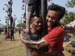 Berita Foto : Serunya Lomba Panjat Pinang di Ancol Meriahkan HUT ke-78 RI