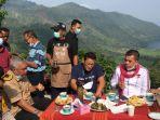seruput-kopi-di-toba-sandiaga.jpg