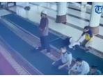 seseorang-tergeletak-tak-sadarkan-diri-saat-salat-di-masjid-viral-di-medsos.jpg