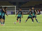 sesi-latihan-persib-bandung-yang-diikuti-mulai-febri-hariyadi-tengah-henhen-herdiana.jpg