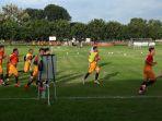 sesi-latihan-persija-jakarta-di-lapangan-psau-tni.jpg