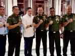 Momen Seskab Teddy Temui Panglima Kopassus, Kompak Salam Komando