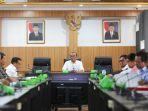 sesmenpora-gatot-s-dewa-broto-saat-memimpin-rapat.jpg
