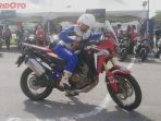 setang-mengarah-ke-kanan-dengan-tuas-rem-ditekan-saat-proses_20181103_074546.jpg