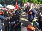 setelah-didugat-anies-baswedan-diprotes-warga-ada-aksi-parodi-lempar-tomat-pada-sosok-topeng-anies.jpg