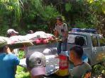 setelah-ditandu-18-km-jenazah-warga-matangnga-diangkut-mobil-patroli-polisi.jpg