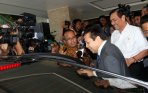 setya-novanto-berikan-surat-keputusan-paripurna-dpr_20150115_202829.jpg