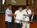setya-novanto-jalani-sidang-perdana_20171213_154750.jpg