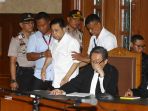 setya-novanto-jalani-sidang-perdana_20171213_154807.jpg