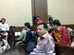 setya-novanto-saat-menunggu-persidangan-di-pengadilan-negeri-tinda-pidana-korupsi_20180115_114357.jpg