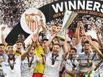 sevilla-merayakan-dengan-trofi-setelah-memenangkan.jpg