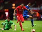 sevilla-striker-carlos-bacca-dnipro-goalkeeper-denys-boyko_20150528_071013.jpg