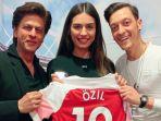 shah-rukh-khan-menemui-mesut-oezil-dan-tunangannya-amine-gulse.jpg