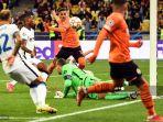 shakhtar-donetsk-brasil-pedrinho-beraksi-selama-pertandingan-sepak-bola.jpg
