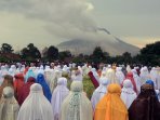 shalat-iedul-fitri-pengungsi-sinabung_20150717_222457.jpg