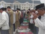 shalat-istisqa-pegawai-pemprov-jambi_20151028_185446.jpg