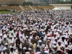 shalat-jumat-aksi-damai-212-di-monas_20161202_143543.jpg