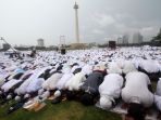 shalat-jumat-aksi-damai-212-di-monas_20161202_143631.jpg