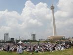 shalat-jumat-bersama-di-monas_20180511_144753.jpg