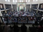 shalat-jumat-di-masjid-raya-bandung_20150713_153328.jpg