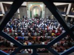 shalat-jumat-di-masjid-raya-bandung_20150713_153441.jpg