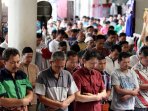 shalat-jumat-di-tengah-pasar-tanah-abang_20150626_144213.jpg