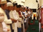 shalat-tarawih-di-masjid-agung-mujahidin-pontianak_20150710_154325.jpg