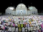 shalat-tarawih-di-masjid-raya-baiturrahman_20150618_160833.jpg