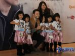 shane-filan-dengan-ramah-menerima-ajakan-penggemar-kecilnya_20180304_055057.jpg