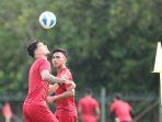 shayne-pattynama-dalam-latihan-perdana-di-stadion-padang-dan-belapan.jpg