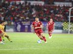 shayne-pattynama-menggiring-bola-saat-membela-timnas-indonesia-lawan-brunei-darussalam.jpg