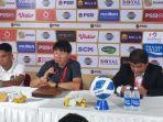 shin-tae-yong-bersama-marselino-ferdinan-dalam-konferensi-pers-usai-laga-kontra-vietnam-u-19.jpg