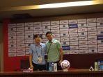 shin-tae-yong-foto-bersama-ragnar-oeratmangoen-dalam-sesi-pre-match.jpg