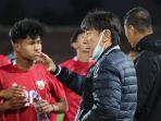 shin-tae-yong-memberikan-instruksi-kepada-para-pemain-timnas-indonesia.jpg