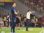 shin-tae-yong-mengawasi-pemainnya-dari-pinggir-lapangan.jpg