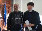 shin-tae-yong-saat-foto-bersama-dengan-exco-pssi-haruna-sumitro.jpg