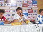 shin-tae-yong-saat-melakukan-konferensi-pers-setelah-laga-kontra-thailand-u-19.jpg