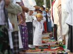sholat-idul-fitri-di-pelabuhan-sunda-kelapa_20180615_100916.jpg