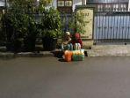 si-kembar-jualan-kerupuk.jpg
