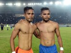 si-kembar-zulham-dan-zulvin-zamrun-panaskan-duel-persib-vs-pbfc_20150926_230936.jpg