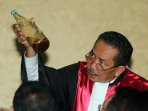 sidang-jessica-hakim-binsar-gultom-lihat-barbuk-kopi-vietnam_20160729_142223.jpg