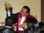 sidang-jessica-hakim-binsar-gultom-lihat-barbuk-kopi-vietnam_20160729_142251.jpg