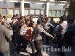 sidang-pembunuhan-aiptu-i-made-suanda-ricuh_20180605_164713.jpg