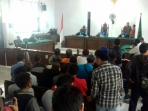 sidang-putusan-gugatan-reklamasi-center-point-of-indonesia-dipenuhi-warga_20160728_103352.jpg