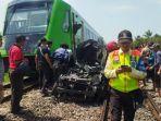 Daihatsu Sigra yang Ditumpangi 6 Orang Ringsek Ditabrak KA Feeder Kereta Cepat, Begini Kronologinya
