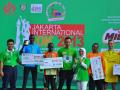 silas-kipruto-saat-menerima-hadiah.jpg
