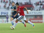 silvio-escobar-ditempel-ketat-pemain-persib_20150518_113518.jpg