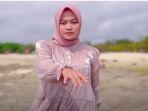 simak-chord-gitar-dan-lirik-lagu-tajamnya-karang-dari-revina-alvira.jpg