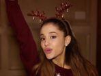 simak-chord-gitar-lagu-berjudul-santa-tell-me-dari-ariana-grande-dalam-artikel-ini.jpg