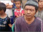 siman-45-ayah-riski-saat-ditemui-di-rumah-duka-rabu-9122020.jpg
